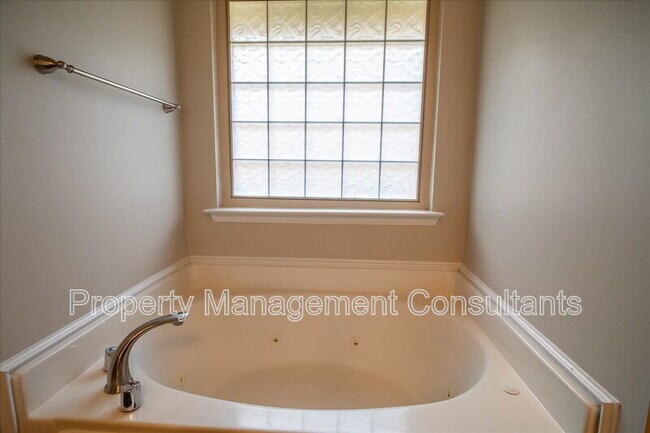 Building Photo - 108 Oak Shade Dr