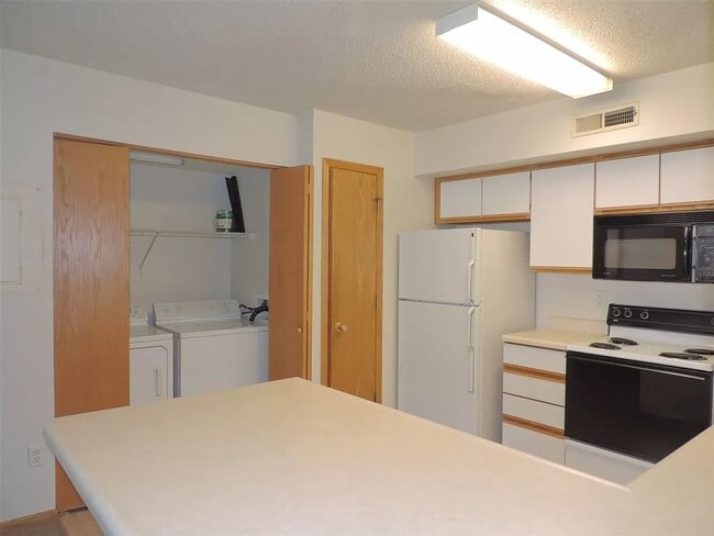 Building Photo - AUGUST 2026!!! 2 Bedroom, 1 Bath CONDO in CORALVILLE