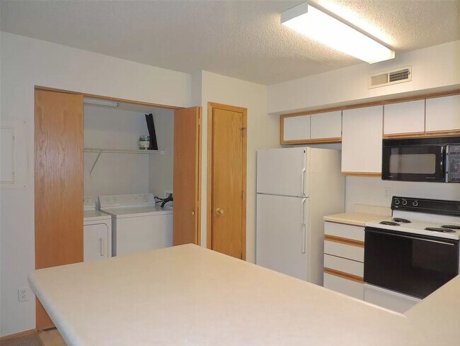 Building Photo - Great location- walking path and park right outside the door!2-bedroom, 1-bath condo in Coralville