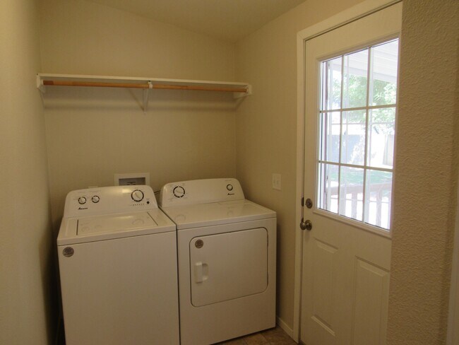 Building Photo - 14750 Cardoza Ct