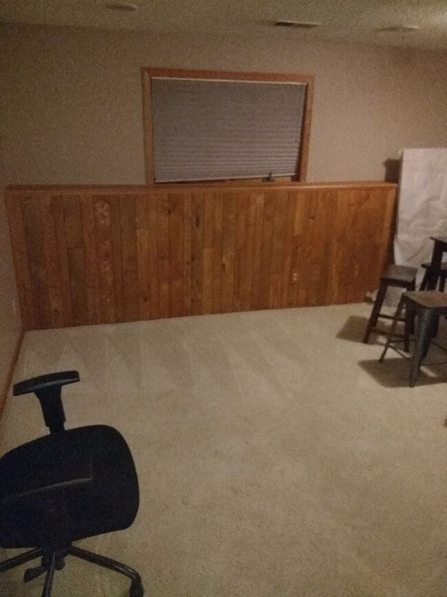 Building Photo - 3 Bedrooms, 2.5 Bathrooms Single Family Ho...