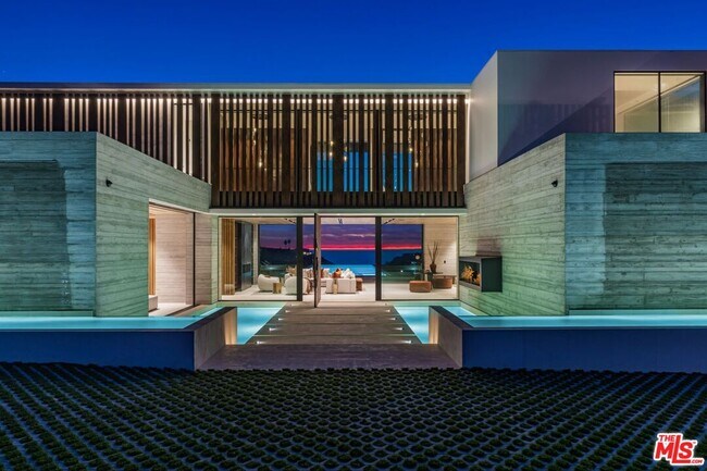 Building Photo - 6889 Dume Dr