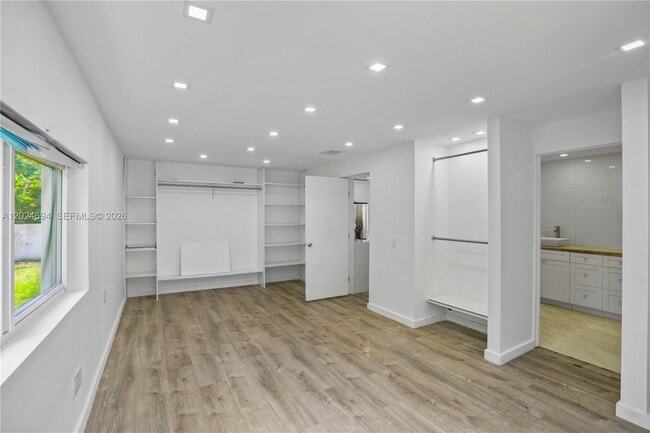 Building Photo - 1081 NE 166th St