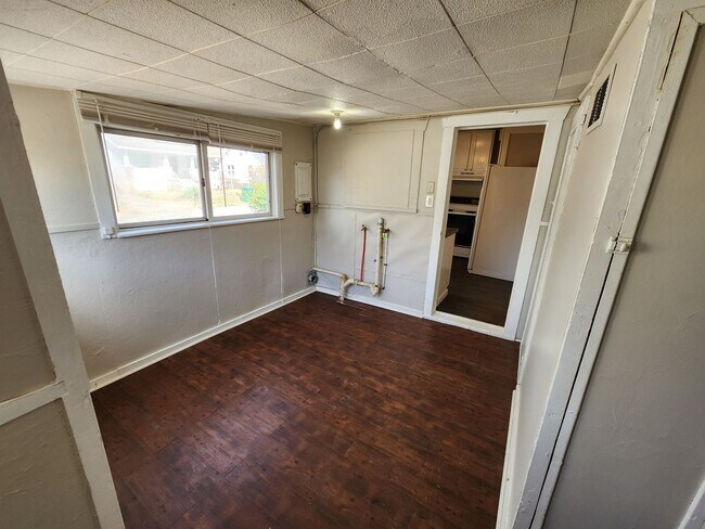 Building Photo - Spacious 3-Bedroom, 1-Bathroom Home AVAILA...