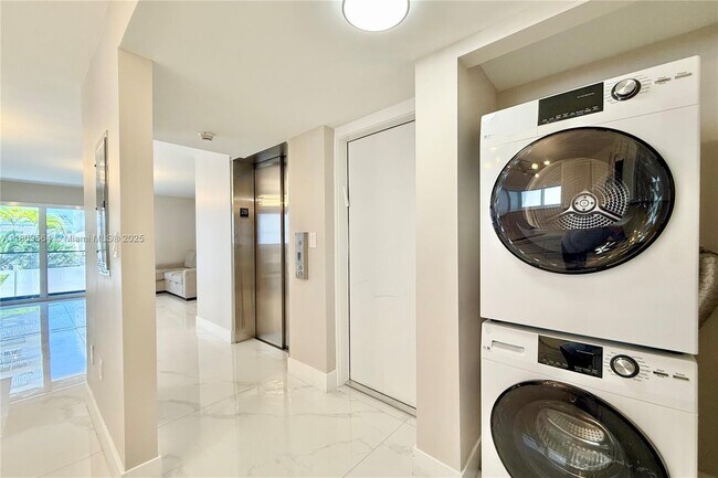 Building Photo - 4122 Collins Ave