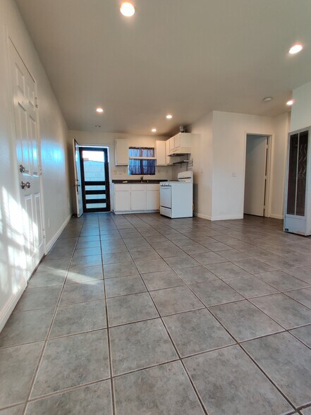 Kitchen - 337 E Ash Ave