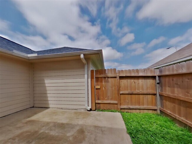 Building Photo - 6323 Mountain Pines Ln