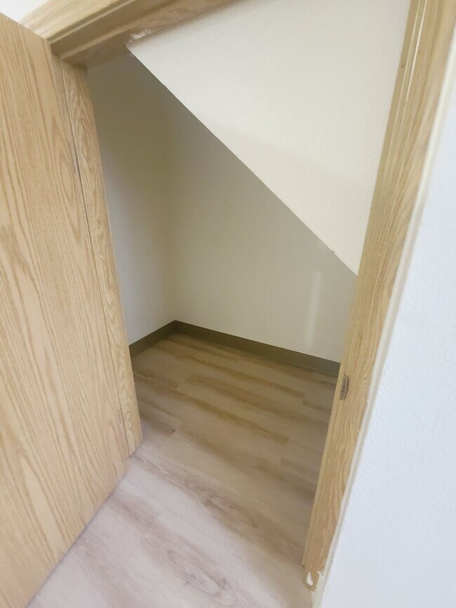 Building Photo - Beautiful 3 bed 2 bath Townhome in Boise!