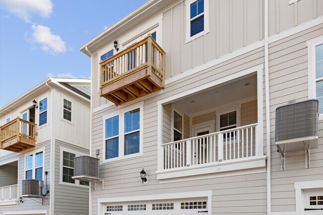 Building Photo - Lake Access End-Unit Townhome | Walk to Downtown Davidson | 3BR + Guest Suite