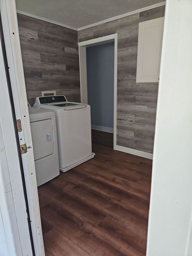 Building Photo - 3 Bedroom, 2 bath Home with Garage in New ...