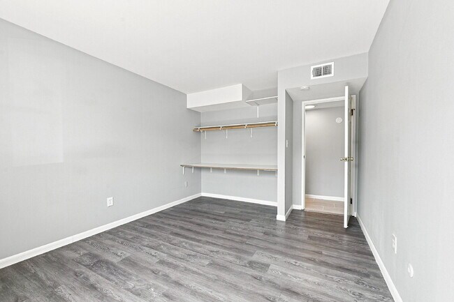 Building Photo - $1,540.95- 2 Bed, 2 Bath Updated Condo in Denver with In Unit Laundry and Community Amenities!