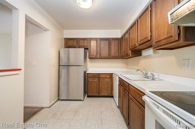 Building Photo - 23788 Village-House Dr N