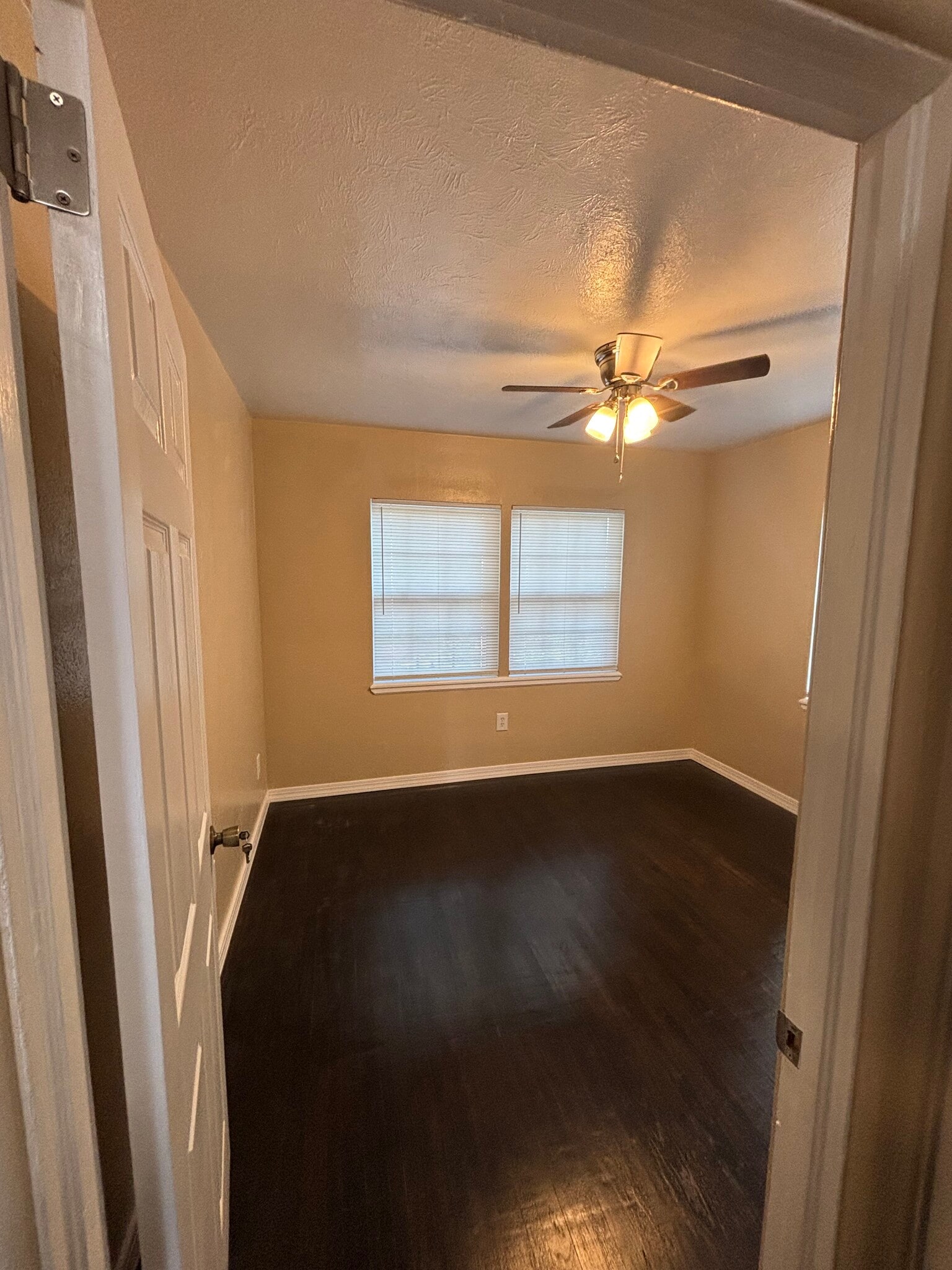 Bed 1 - 1313 Golfview St