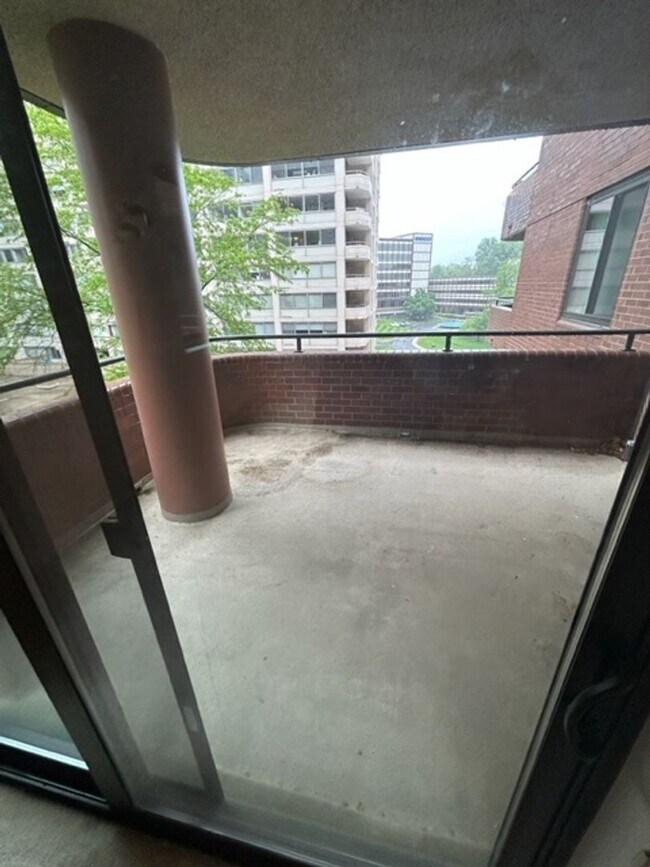 Building Photo - Nice One Bed + One Bath in Luxury Secure Doorman Bldg