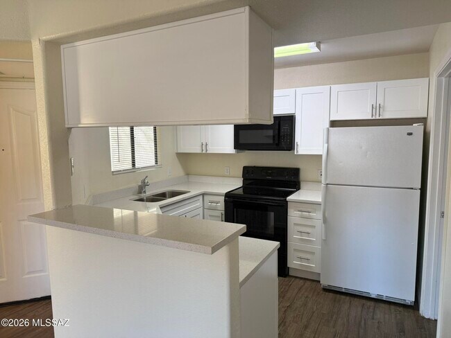 Building Photo - 5751 N Kolb Rd