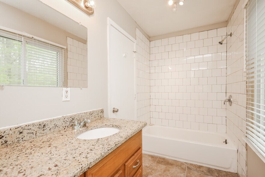 Building Photo - 2669 Crystal Ln