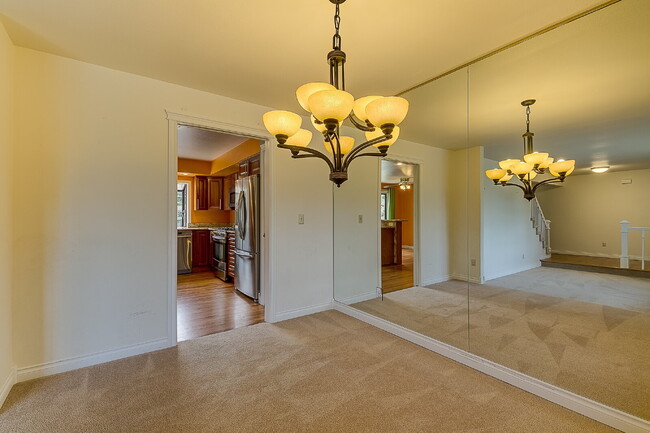 Building Photo - Gorgeous 3 bedroom home in College Hill Skyridge neighborhood of Bellevue