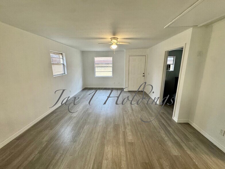 Entryway - 5674 Akra Ave