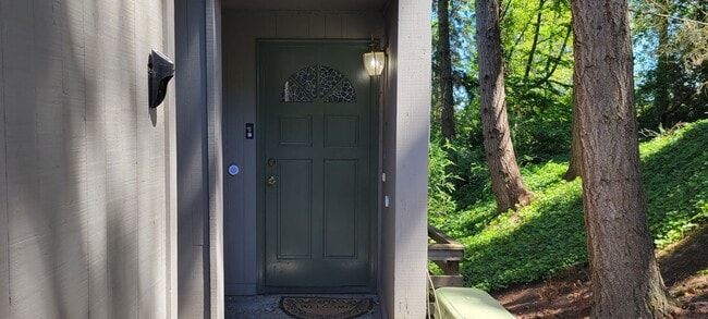 Primary Photo - Redmond Bridle Trails One bedroom!