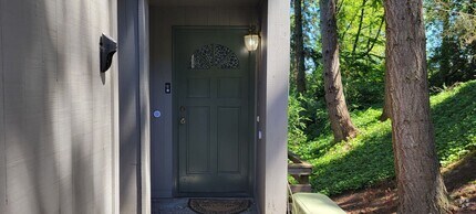 Building Photo - Redmond Bridle Trails One bedroom!