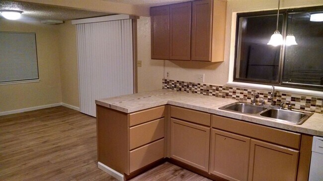 Building Photo - 2 br, 1 bath House - 433 W Second St #1 (884)