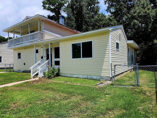 Building Photo - 607 New River Dr