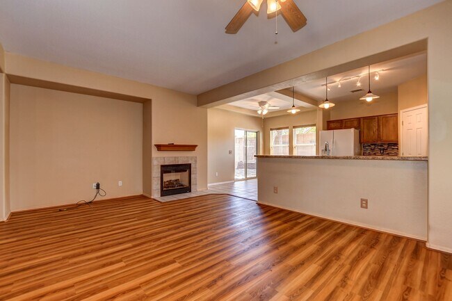 Building Photo - Beautiful 2 bed + den, 2 bath townhome in ...