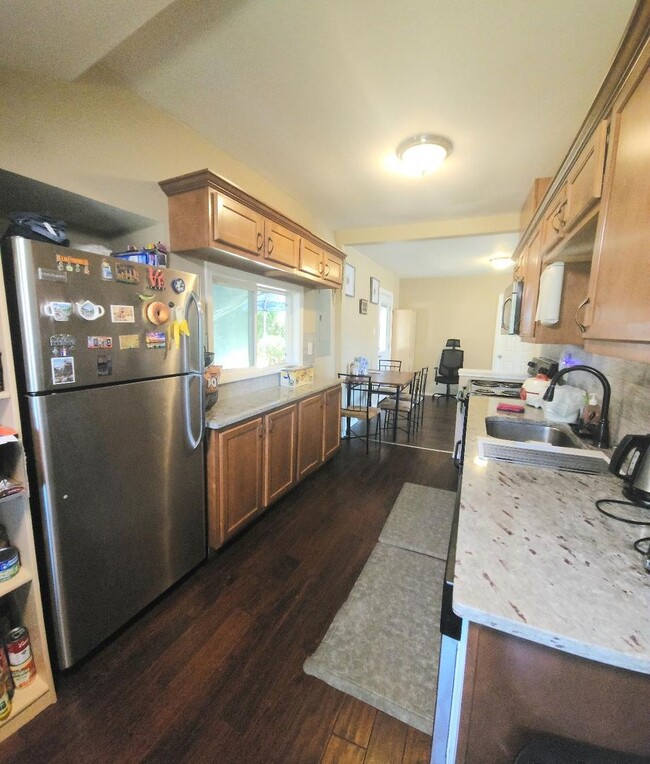 Building Photo - 3Bdrm Affordable, Quiet and Washer-Dryer I...