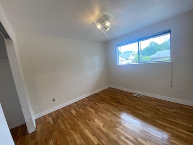 Building Photo - $3950 2520 SqFt, SFH/4BDR,2BA,office/Garag...