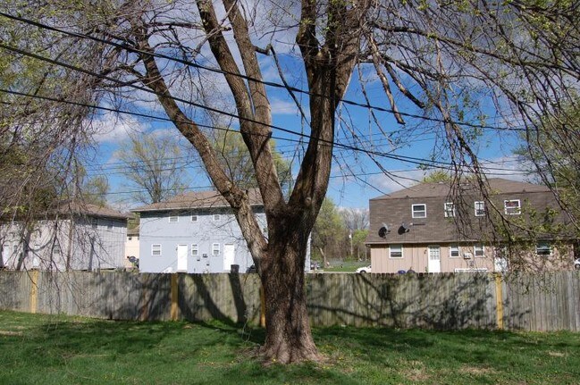 Building Photo - 210 N Oak St