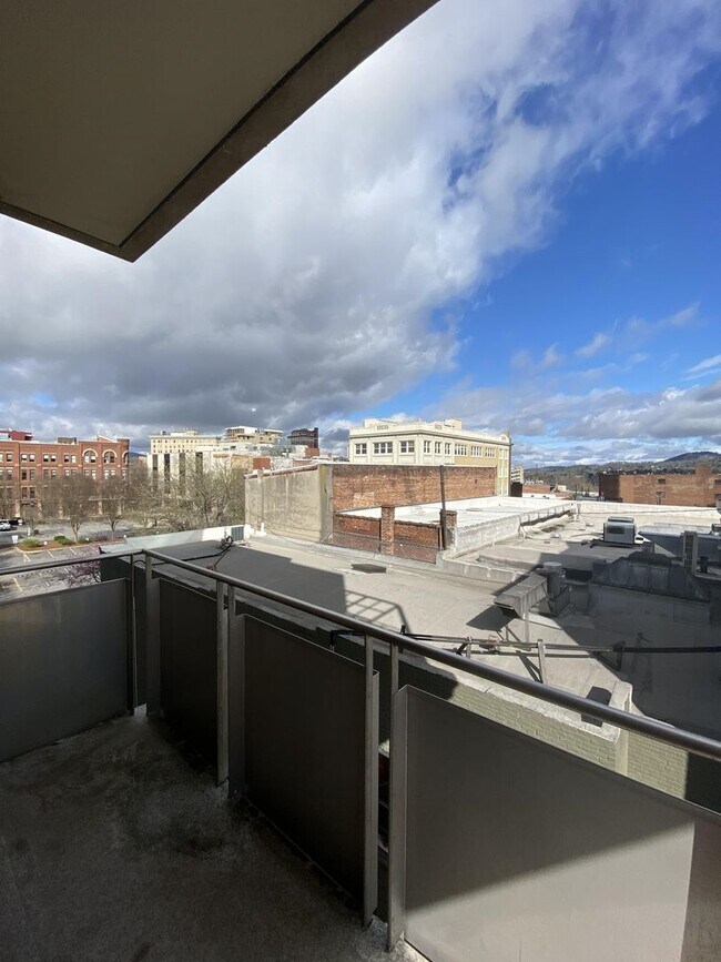 Building Photo - Amazing Studio with Patio and Views