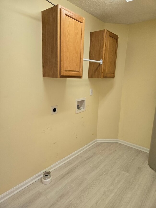 Building Photo - Charming 3-Bedroom Home in Hunters Creek – Pet Friendly & Great Amenities!