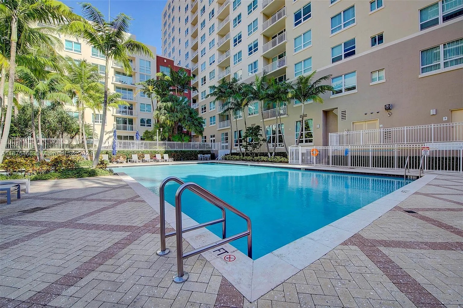 Heated Pool and Hot Tub - 2001 Biscayne Blvd