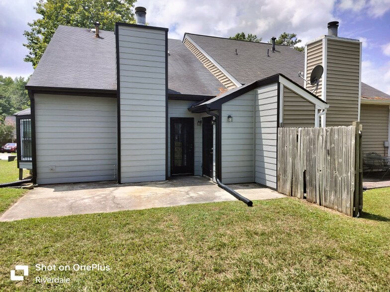 Building Photo - 1 Woodlake Dr