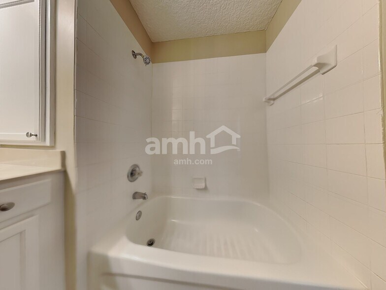 Building Photo - 1379 Samantha Cir E