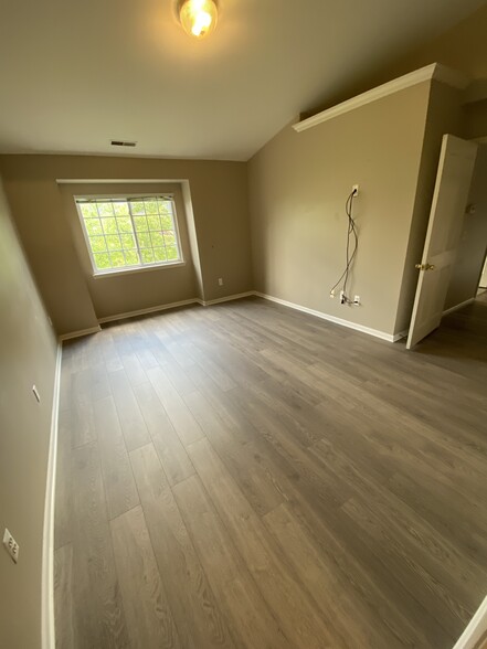 Building Photo - 5625 Twin Oaks Dr