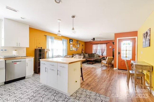 Building Photo - 817 E 17th St