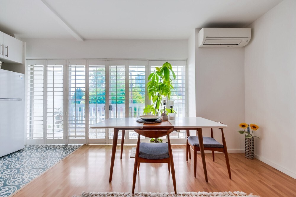 Building Photo - 999 N Doheny Dr