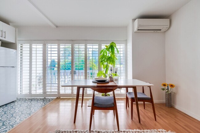 Building Photo - 999 N Doheny Dr