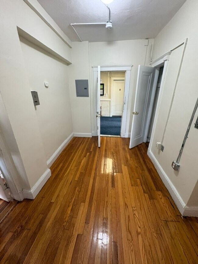 Building Photo - Gorgeous renovated studio with great location in Brighton available NOW!!