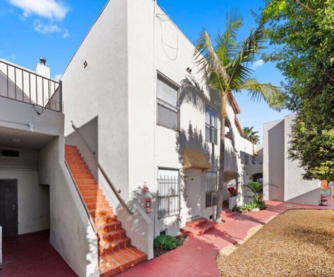 Interior Photo - 2121 Long Beach Blvd