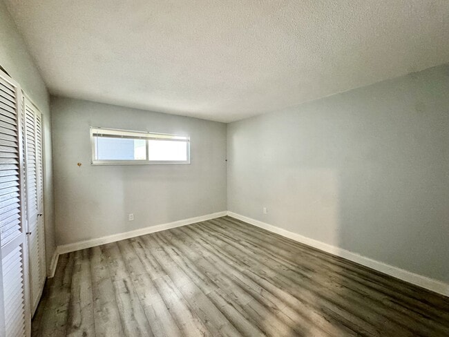Building Photo - 825 N Primrose Dr