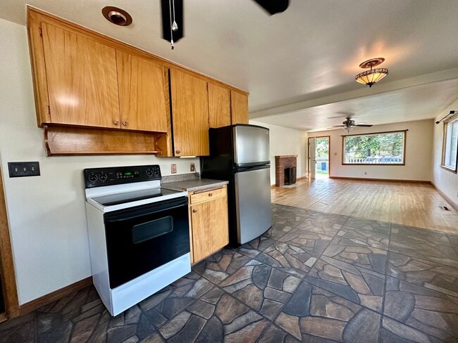 Building Photo - PENDING APPLICATION- Spacious 3 Bedroom/1....