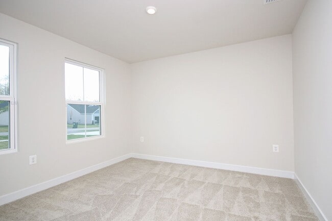 Building Photo - One Level Living With Amenities!