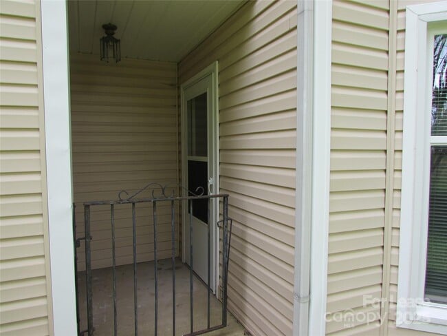 Building Photo - 10240 Rose Meadow Ln