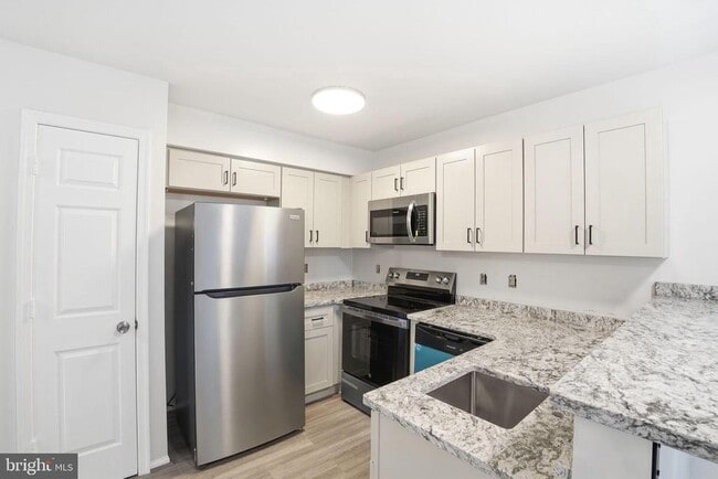 Building Photo - 10718 Kitchener Ct