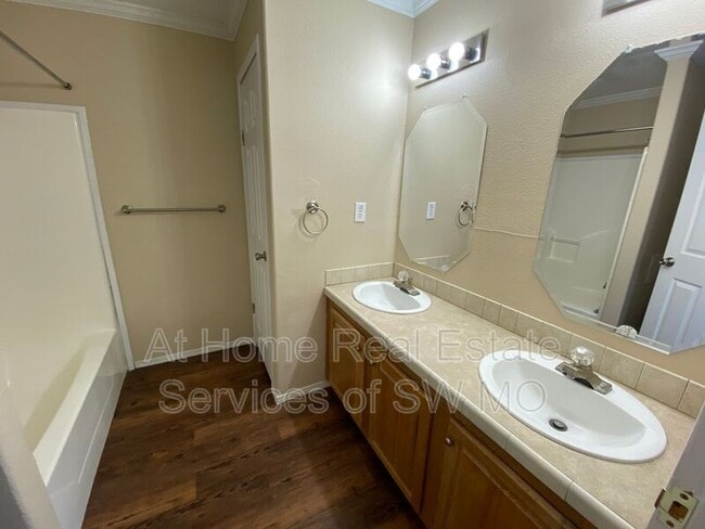 Building Photo - 501 W Warren Ave