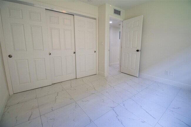 Building Photo - 1423 SW 2nd St