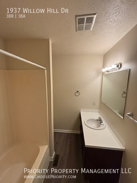 Building Photo - 1937 Willow Hill Dr