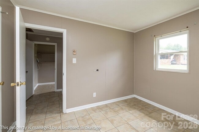 Building Photo - 219 Roslyn Rd